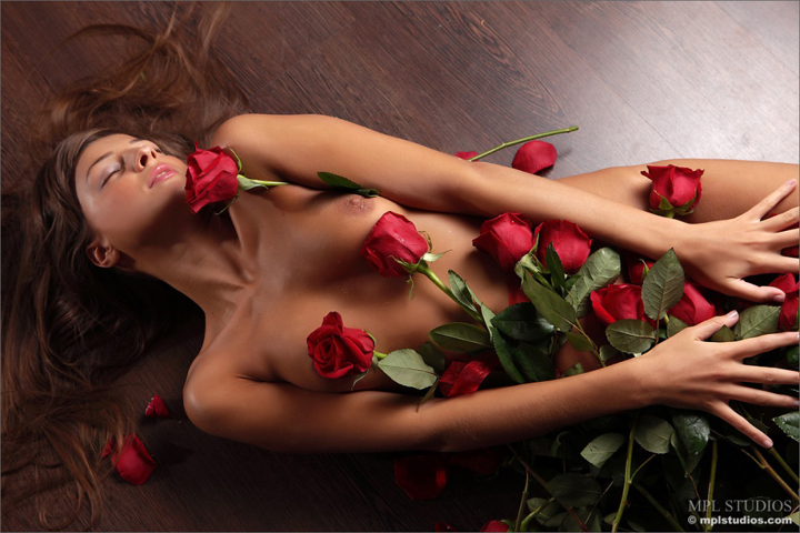 обнаженная лежит под розами
