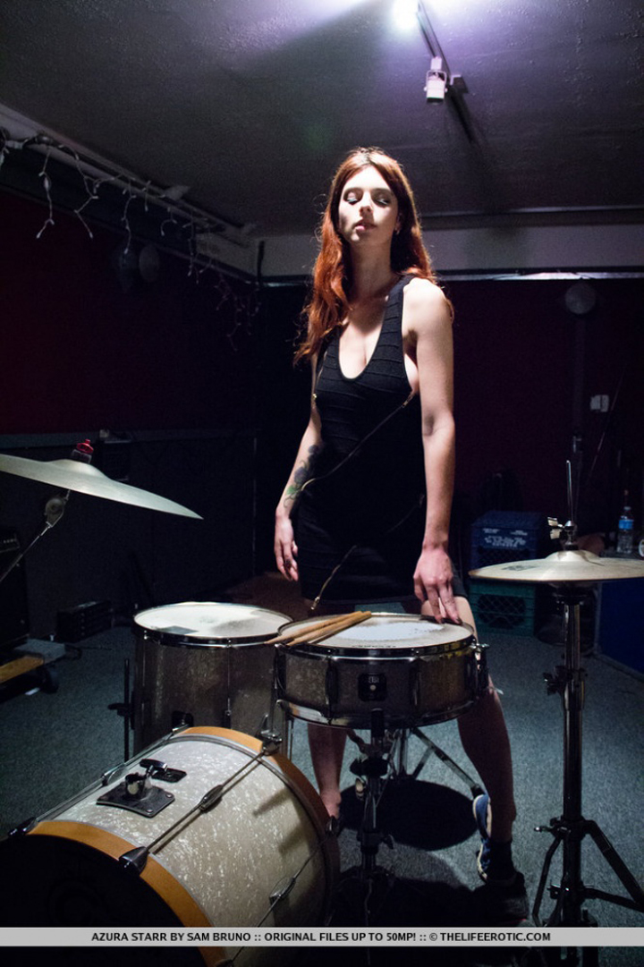 девушка играет на барабанах