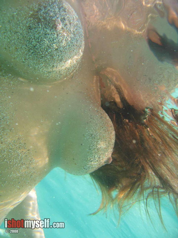 голая девушка в воде