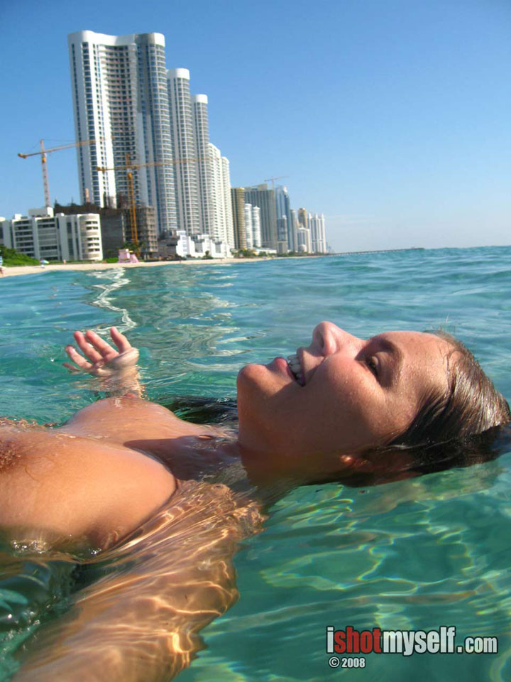 голая девушка в море