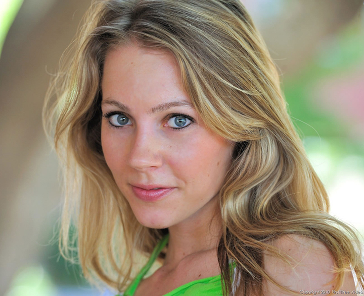 красивая молодая блондинка