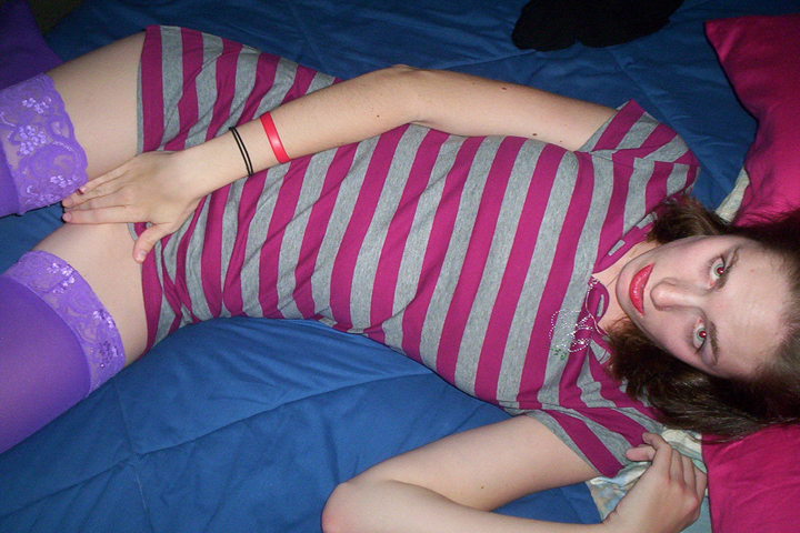 малолетка на кровати