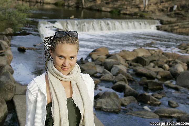 девушка с косичками