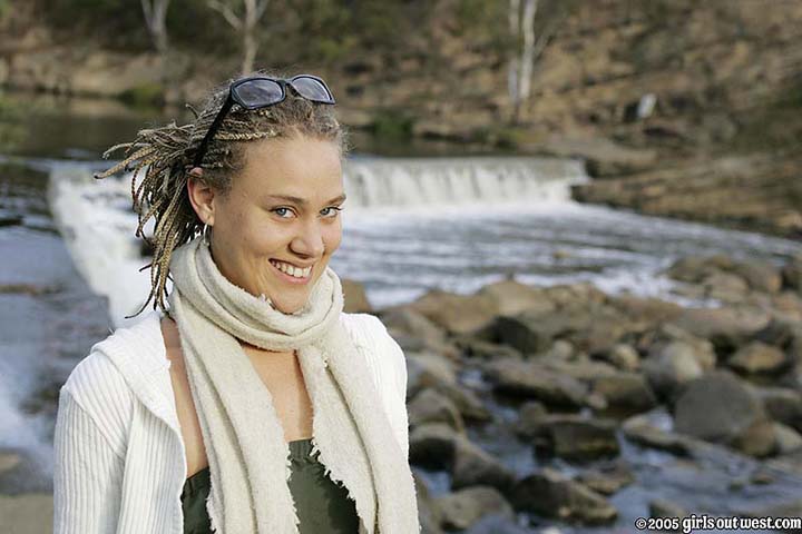 девушка возле водопада