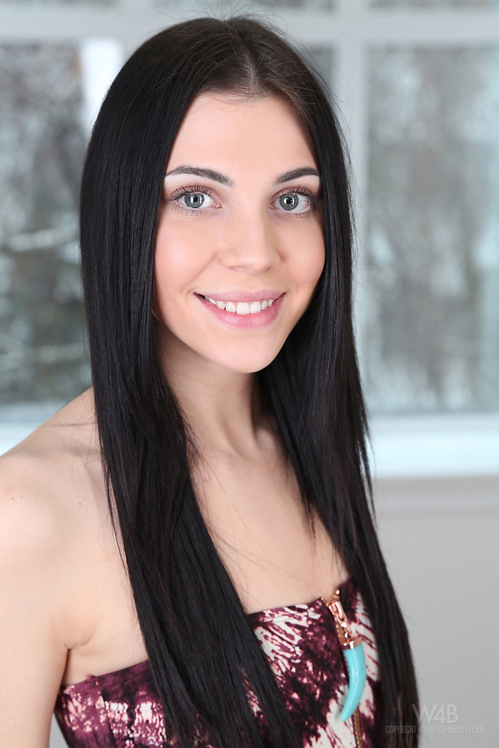 симпатичное лицо брюнетки