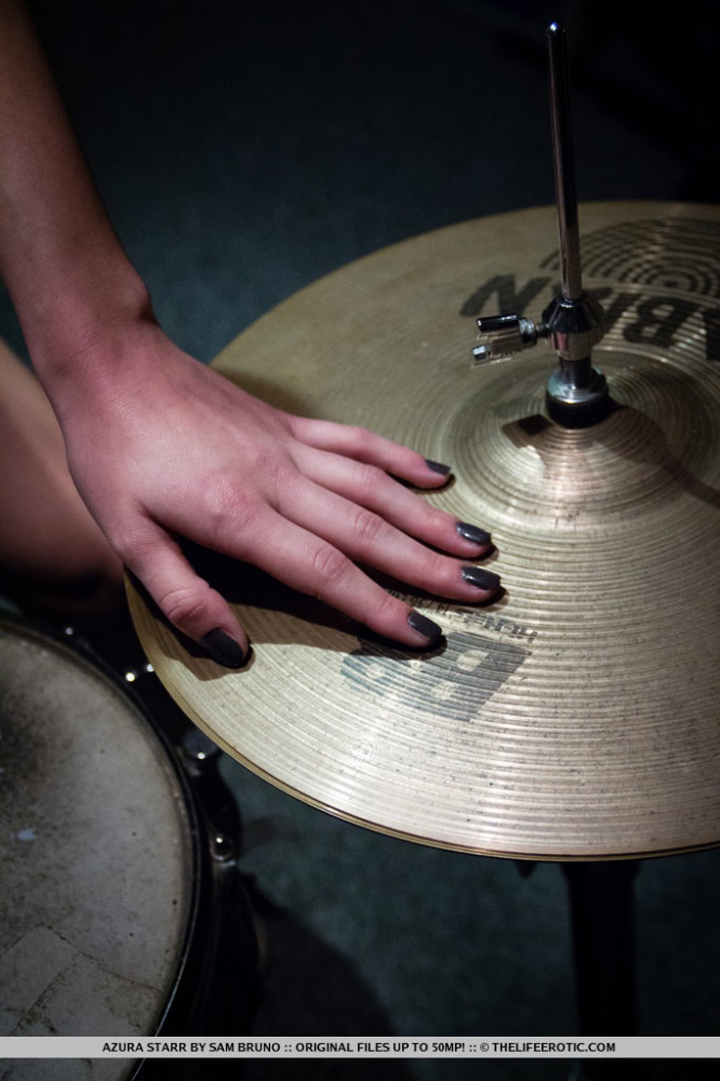 девушка в черном платье