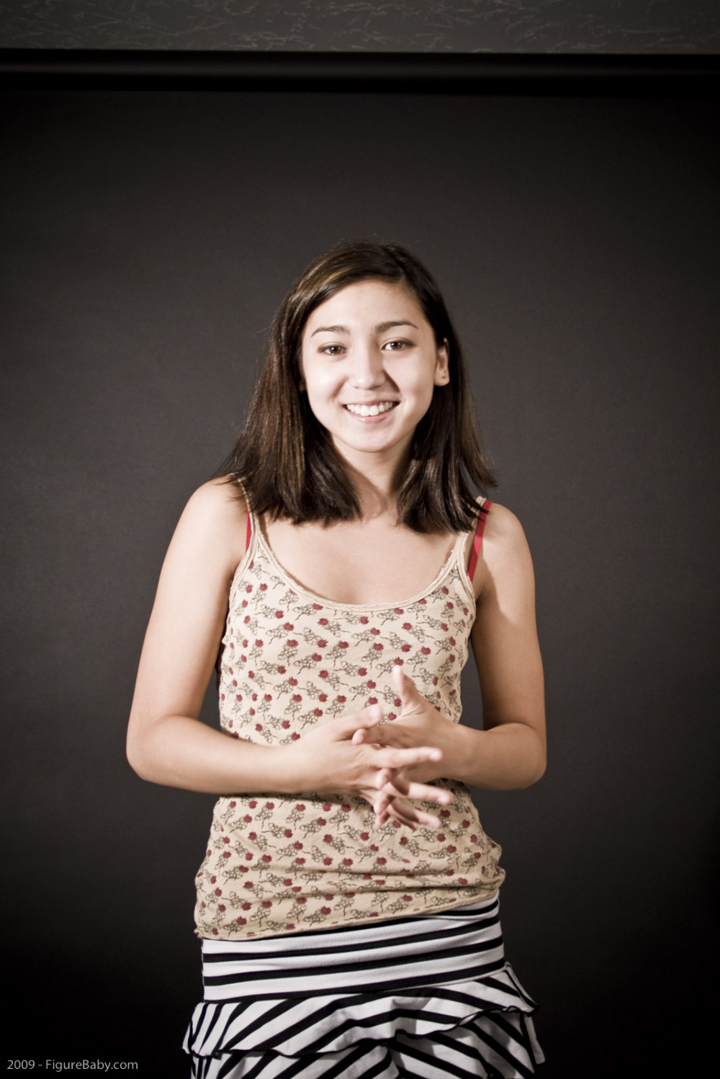 красивая девушка в майке