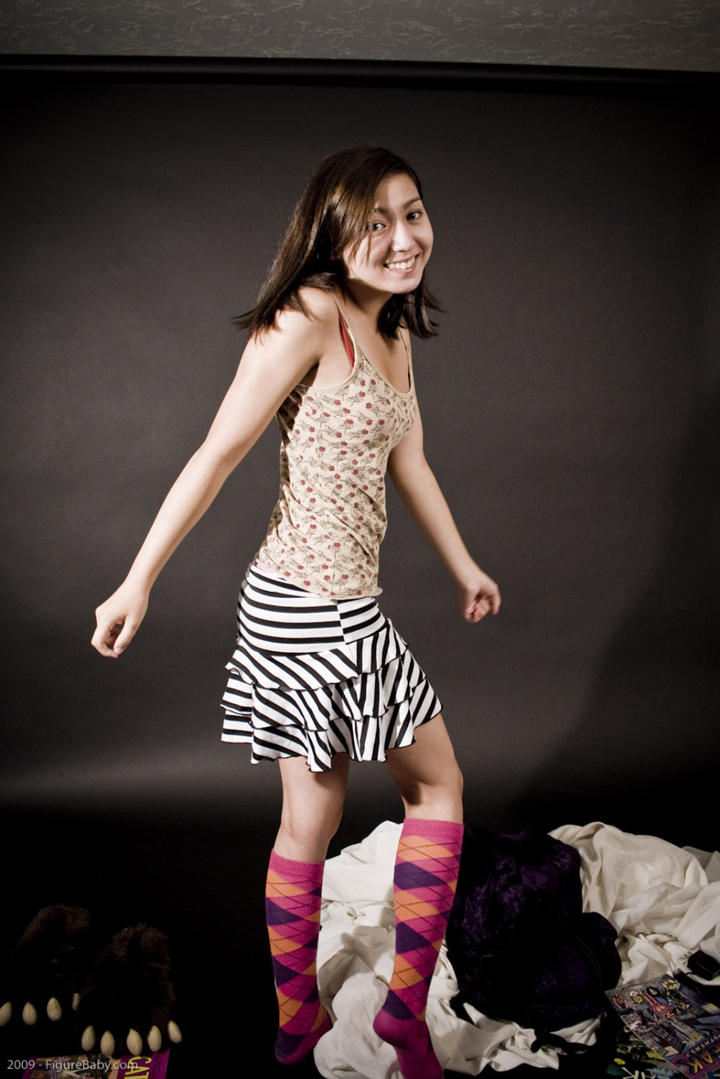 симпатичная девчушка танцует