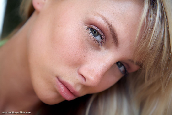 голая с бусами