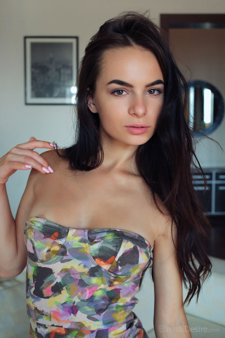 кокетливая брюнетка