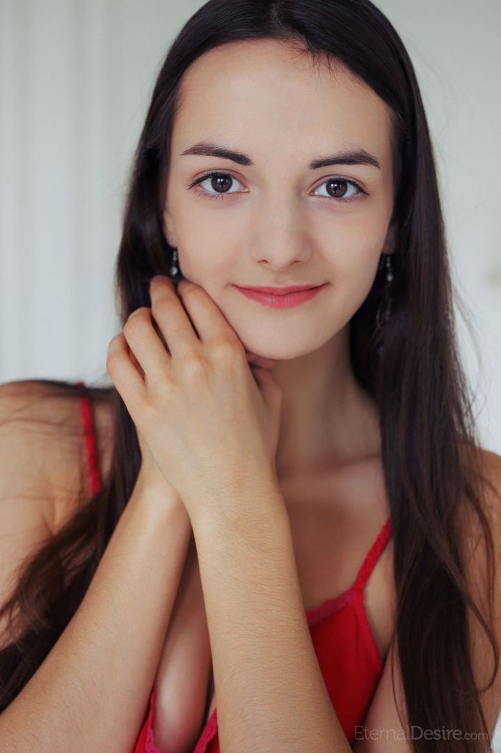 русская молодая брюнетка