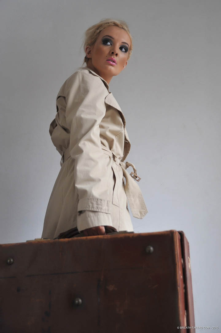 девушка с чемоданом