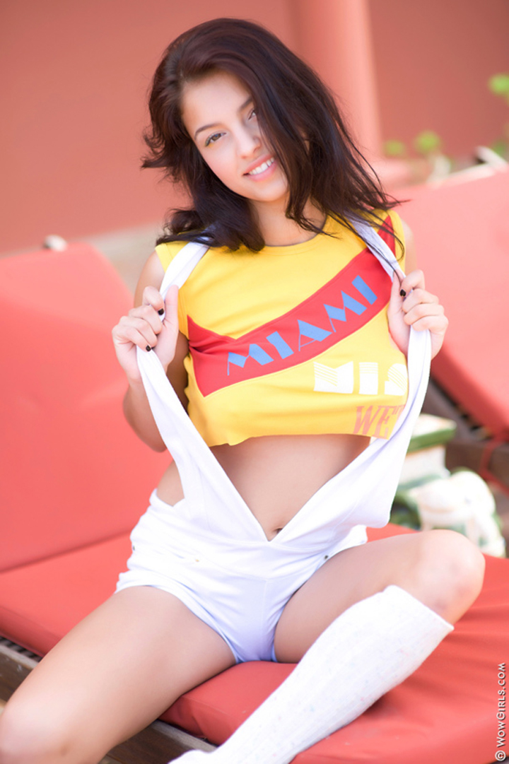 девушки раздеваются на улице