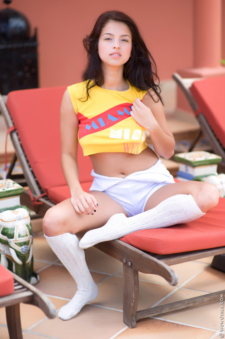 девушка медленно раздевается