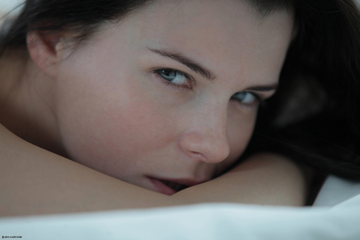 красивая голубоглазая брюнетка