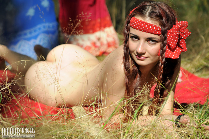 молоденькая девка на природе