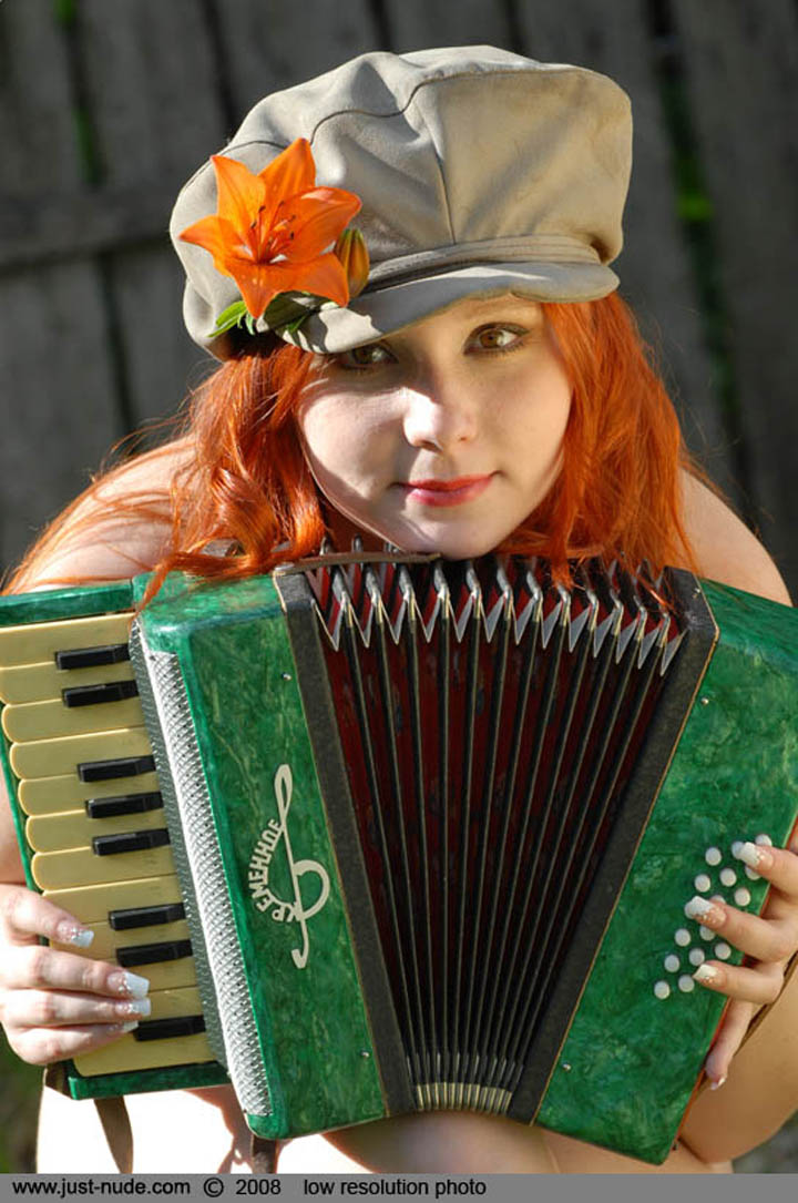 женщина с аккордеоном