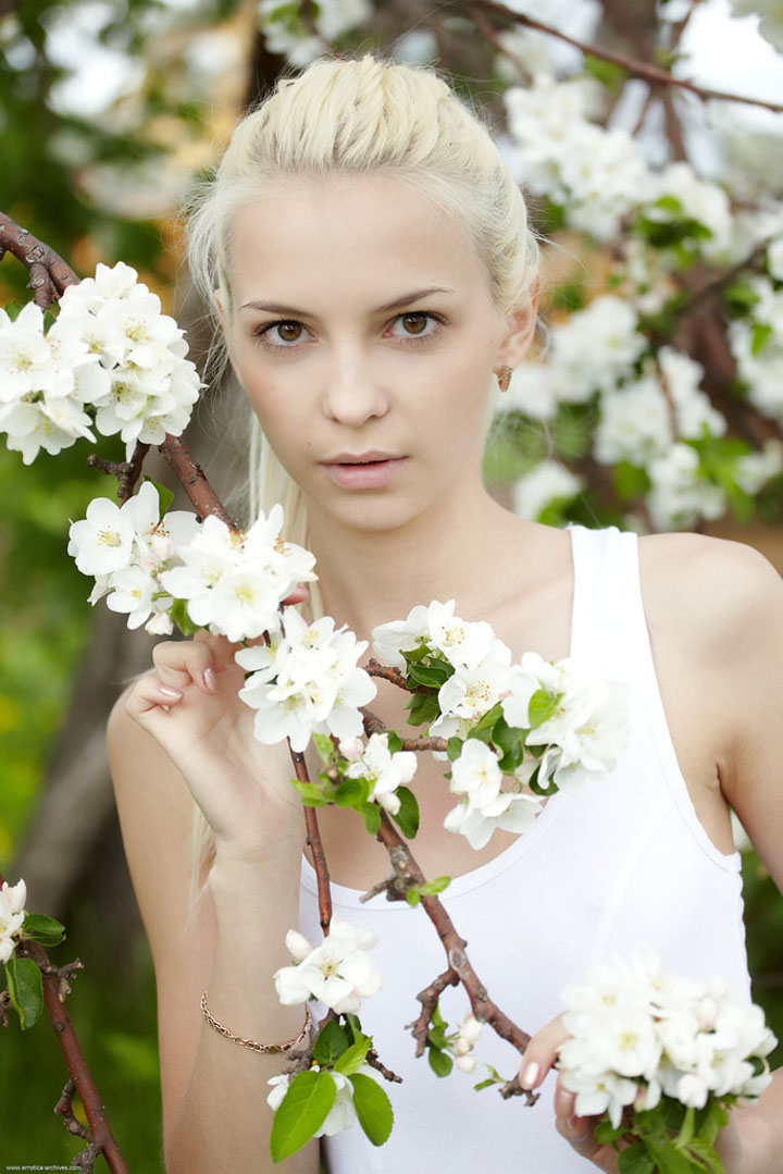 симпатична блондинка