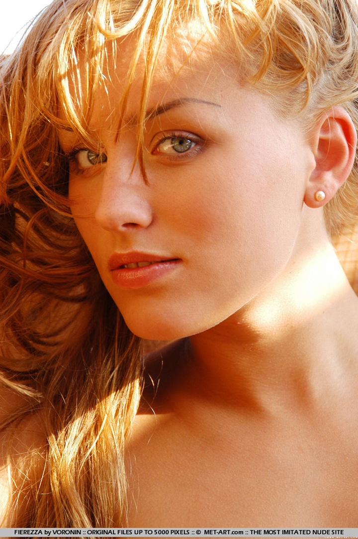 девушка со светлыми  волосами