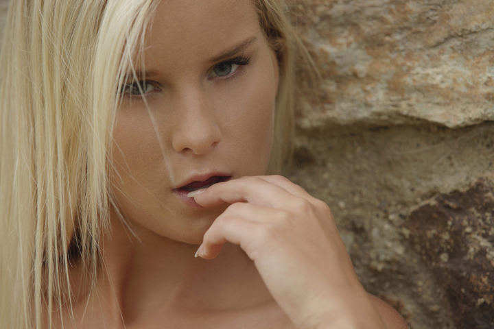 симпатичная голая блондиночка