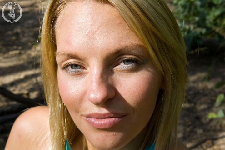 смазливая блондиночка