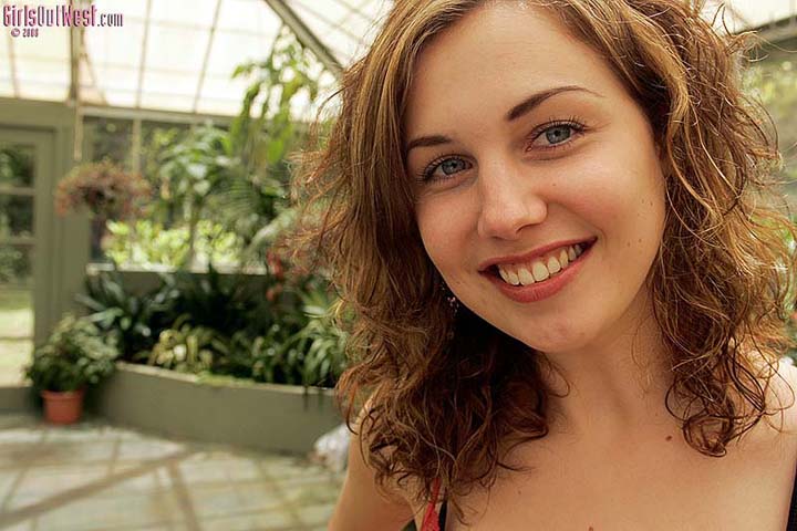 брюнетка разделась догола