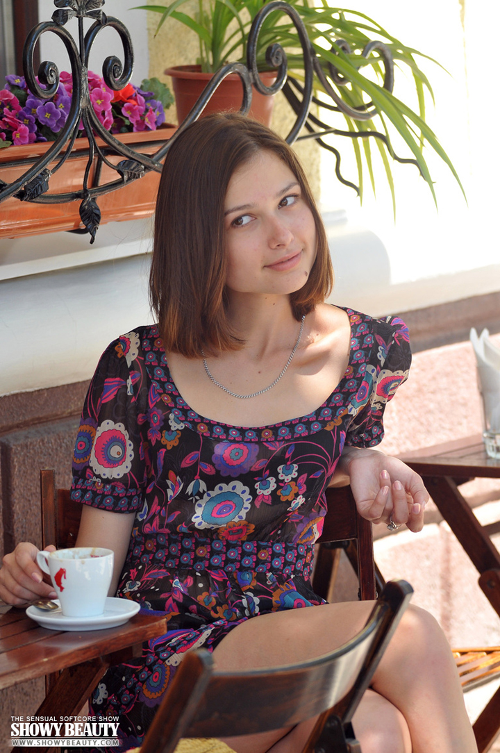 миленькая девчонка пьет кофе