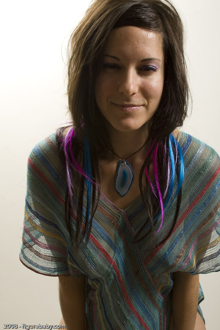 брюнетка симпатичная