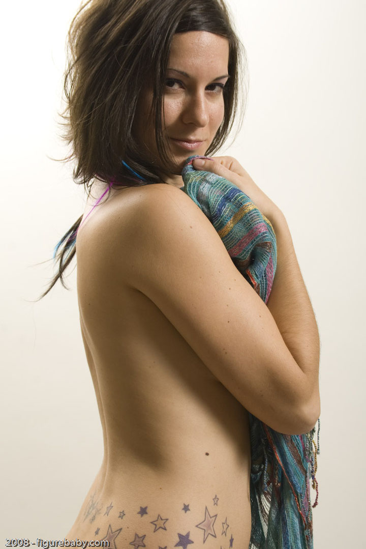 брюнетка с шикарной грудью