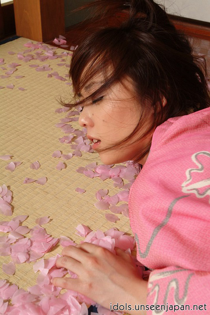 сексуальная девушка в кимоно