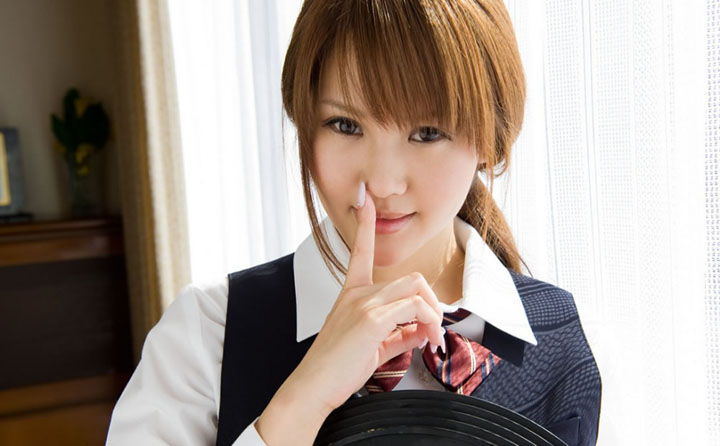 красивая девушка в школьной форме