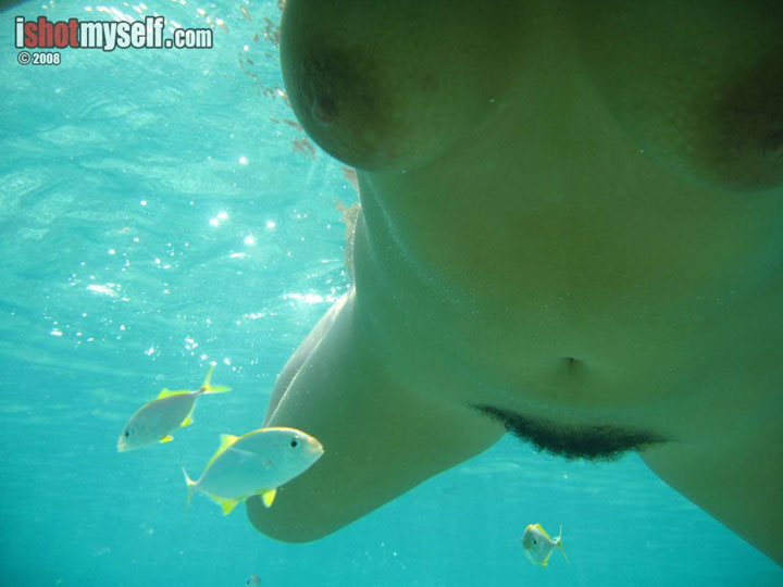 голое женское тело в воде