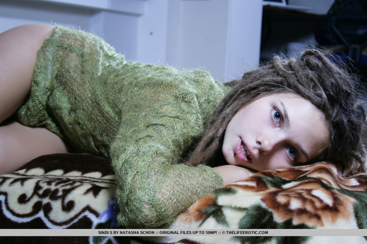 сексуальная девушка с дредами