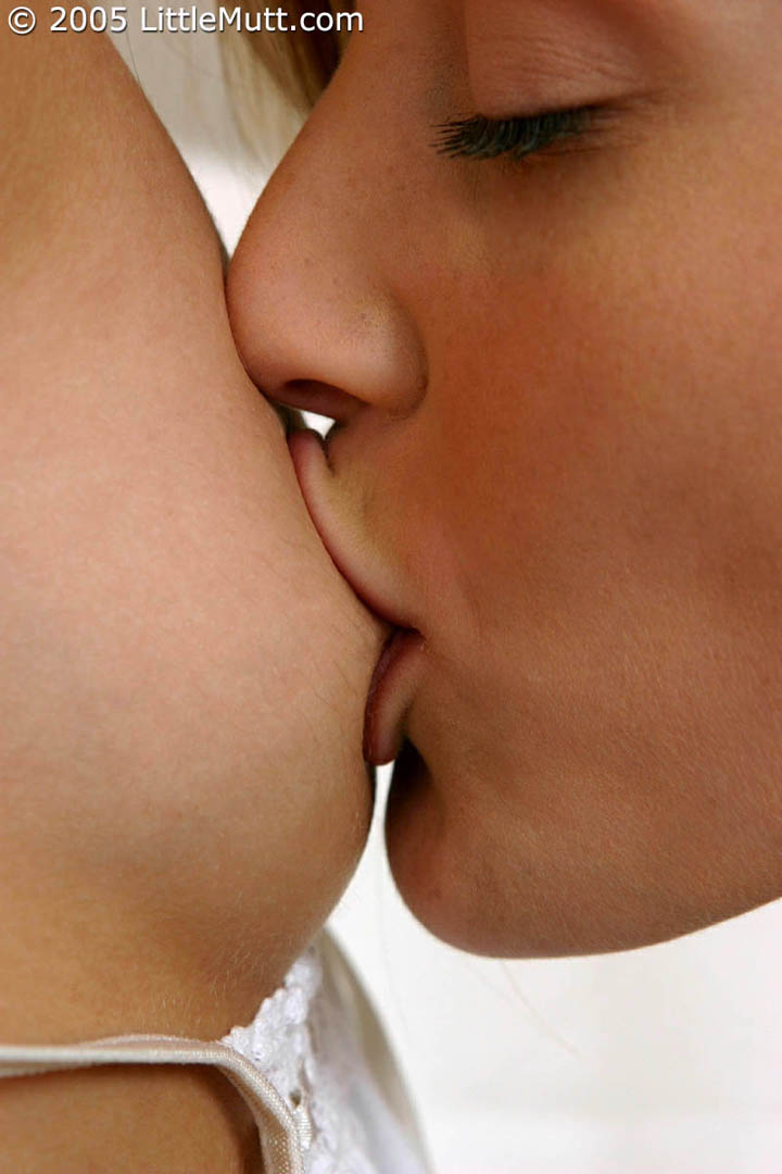 девка целует грудь подруги