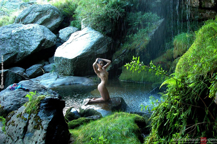 голая баба в воде