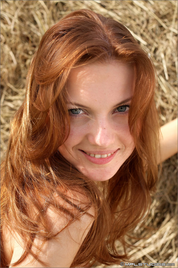 рыжая голая девушка
