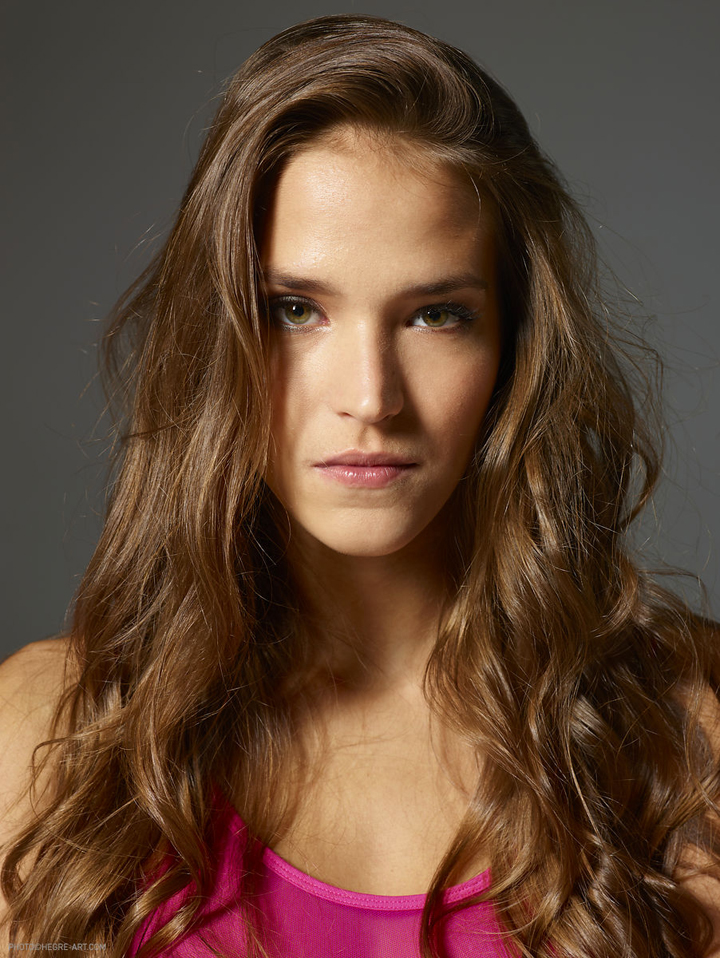 симпатичная брюнетка