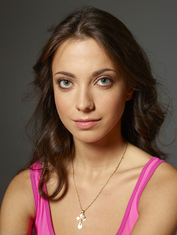 привлекательная брюнетка