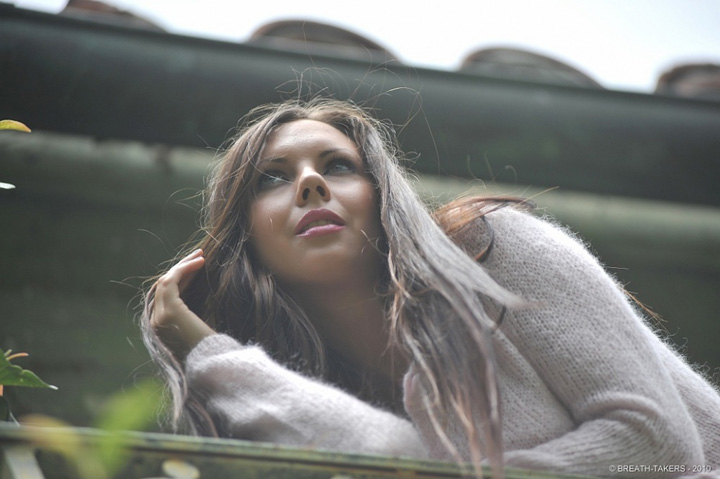 соблазнительная брюнеточка