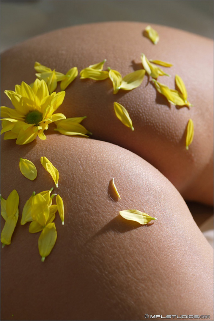 голая попа в цветах