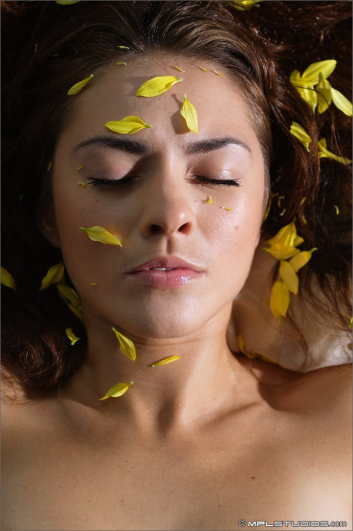 красивое лицо брюнетки