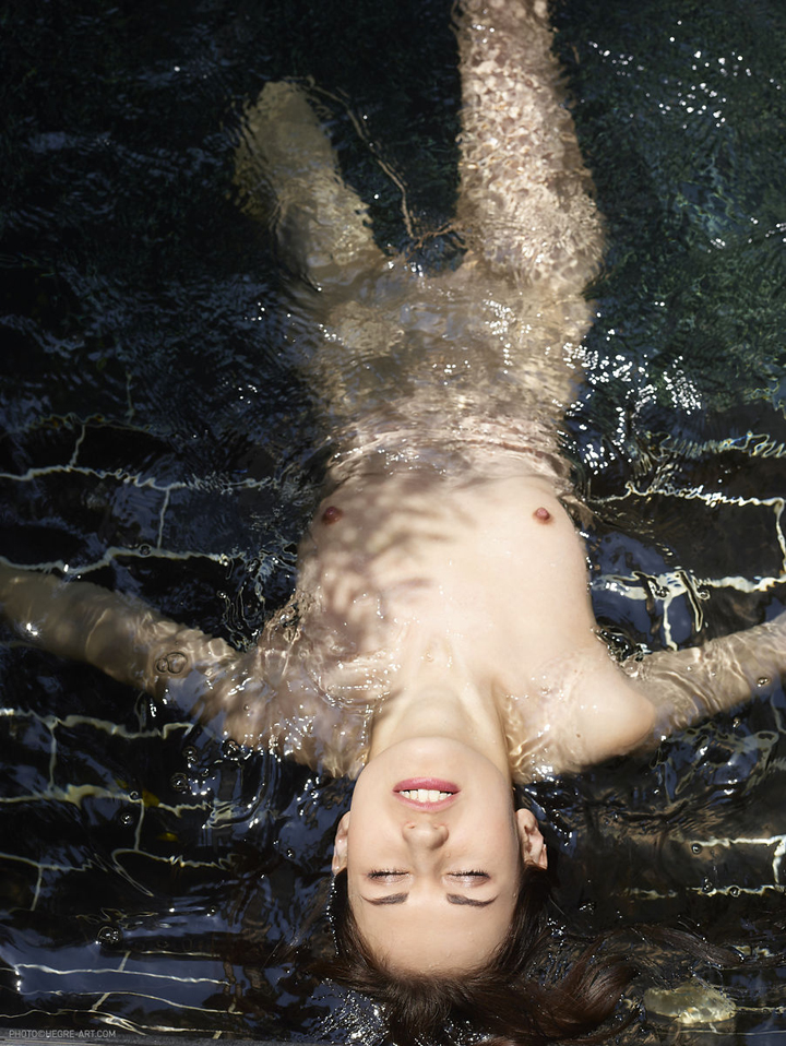 голая красавица в воде
