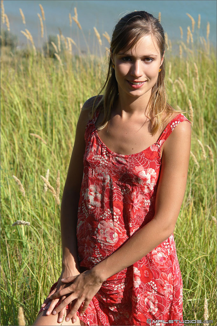 голая юная красавица