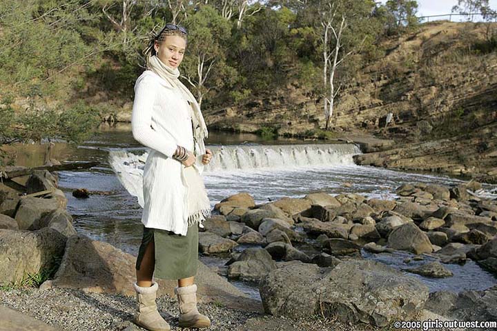 девушка возле реки