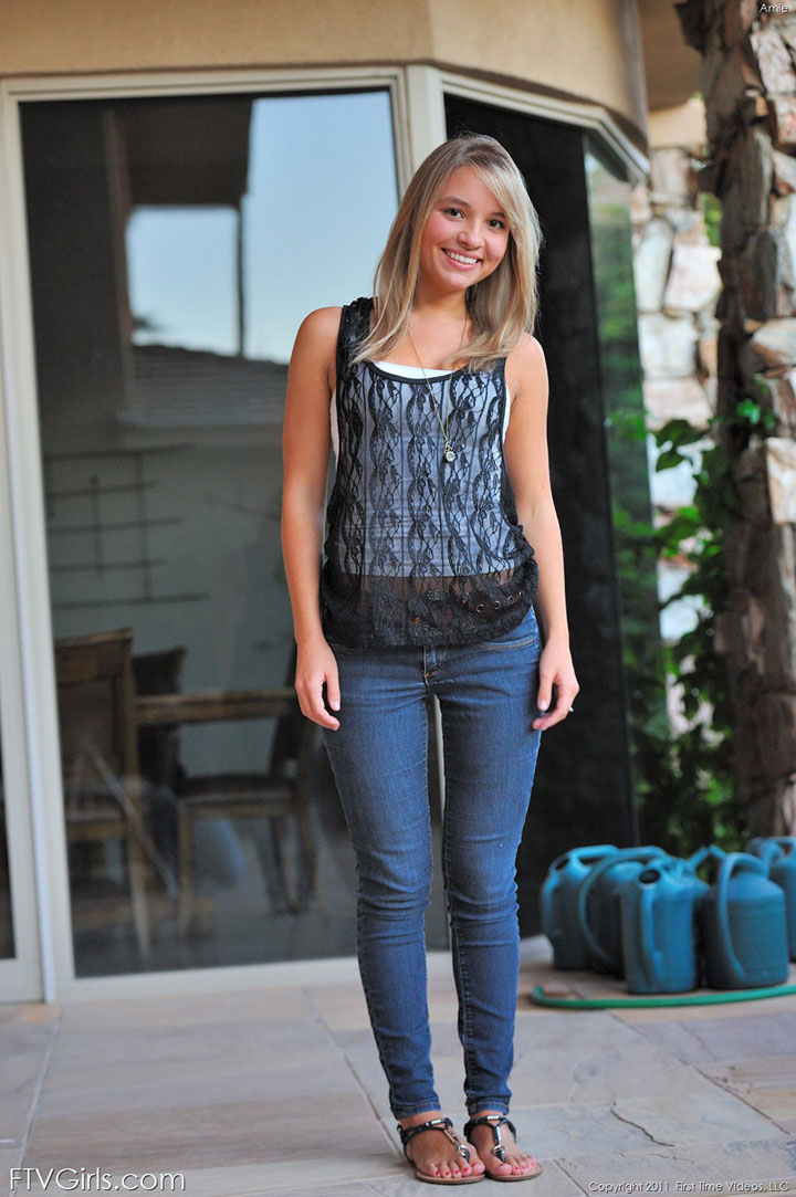 девчонка в джинсах