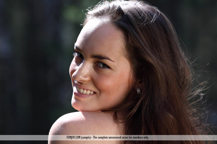 красивое лицо брюнетки