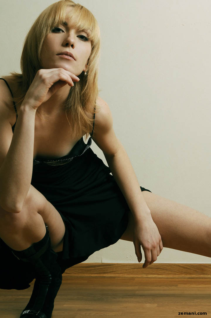 симпатичная девушка в черном платье