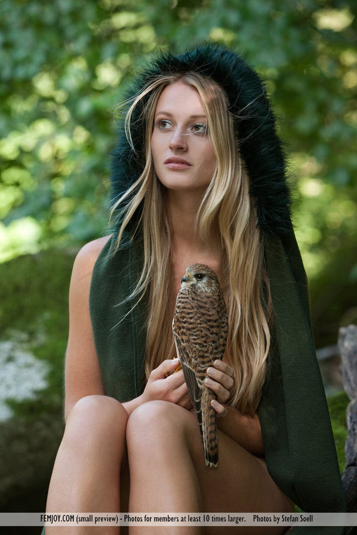 красивая телочка в лесу