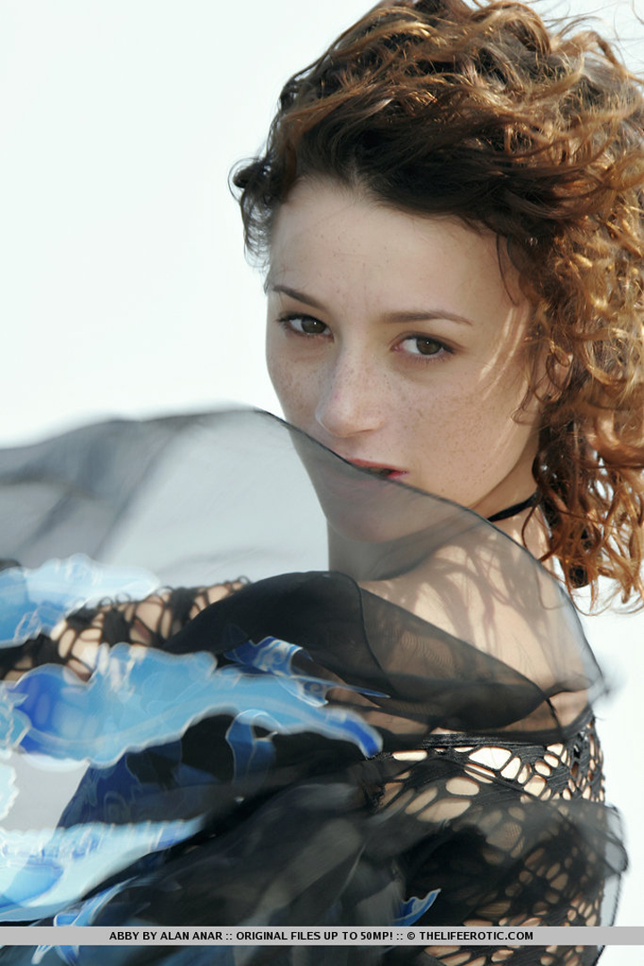 девушка с темными волосами