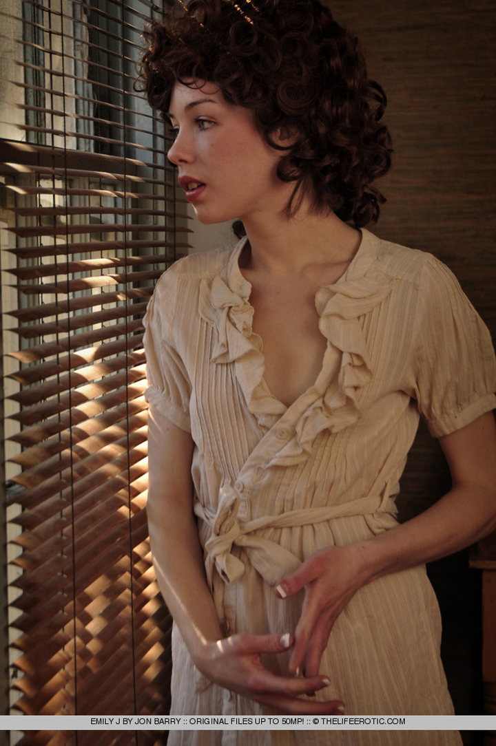 девушка в халате на голое тело